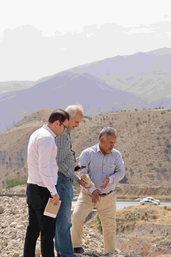 بررسی نمونه‌های سنگی توسط تیم فنی